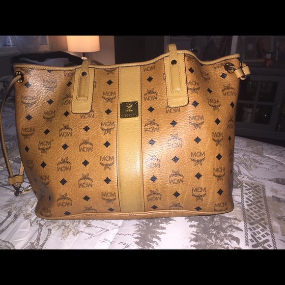 Large mcm purse comes with dust bag and clutch - Picture 6 of 7